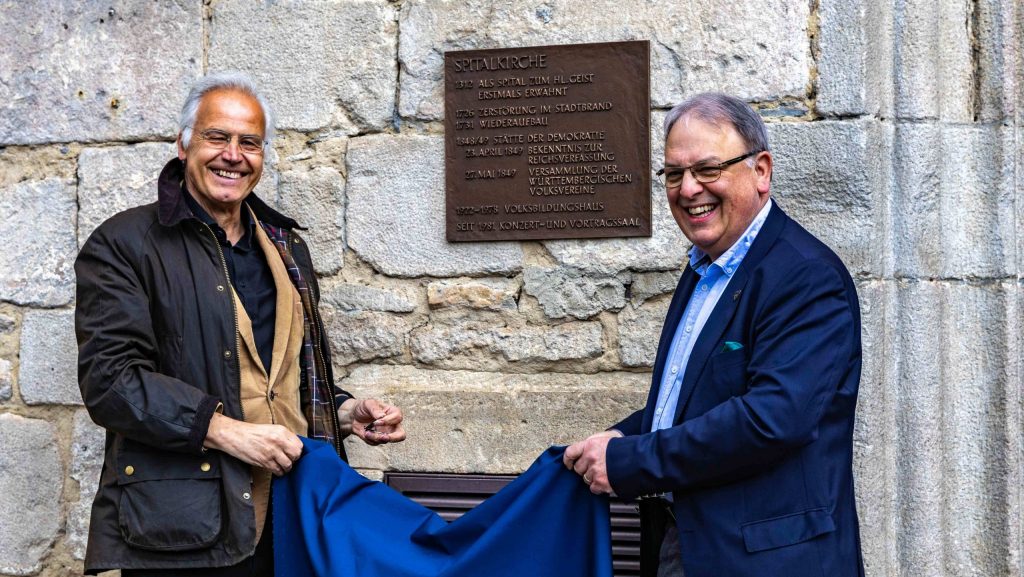 Werner Ströbele und Oberbürgermeister Thomas Keck enthüllen die Gedenktafel für die Reutlinger Pfingstversammlung von 1849 am Spitalhof