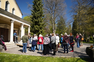 Begrüßung der zahlreichen Teilnehmer vor der Trauerhalle. Karin Anne Böttcher links zwischen den Säulen.