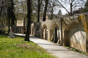 Blick auf gesicherte alte Grabmäler unter Mauernischen auf der Nordseite des Friedhofs.