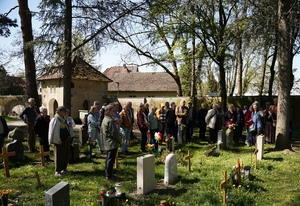 Frau Böttcher erläutert neue Entwicklung in der Friedhofskultur: pflegeleichte Rasengräbern.
